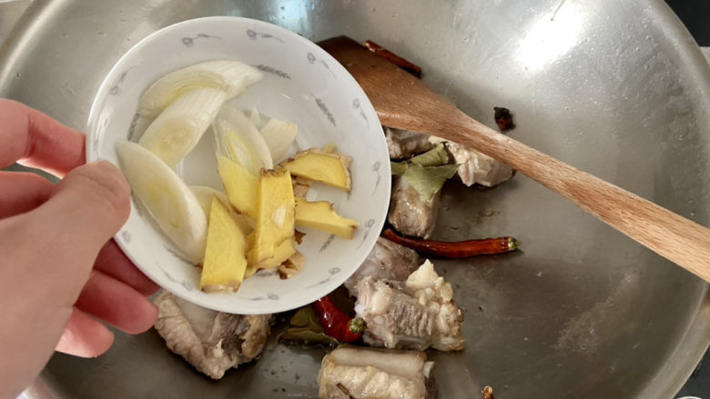 红烧土豆排骨➕海带结土豆烧排骨,下姜片葱白,炒香