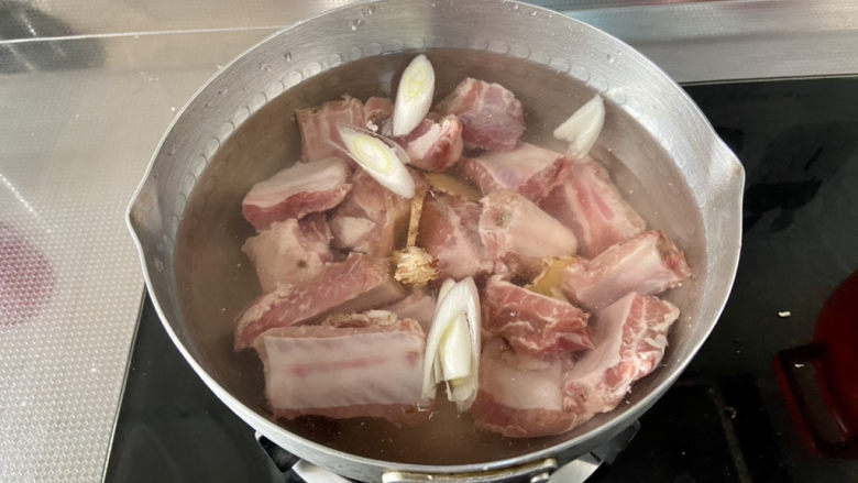 红烧土豆排骨➕海带结土豆烧排骨,冷水下排骨,加几片姜片,几段葱白,开火焯水