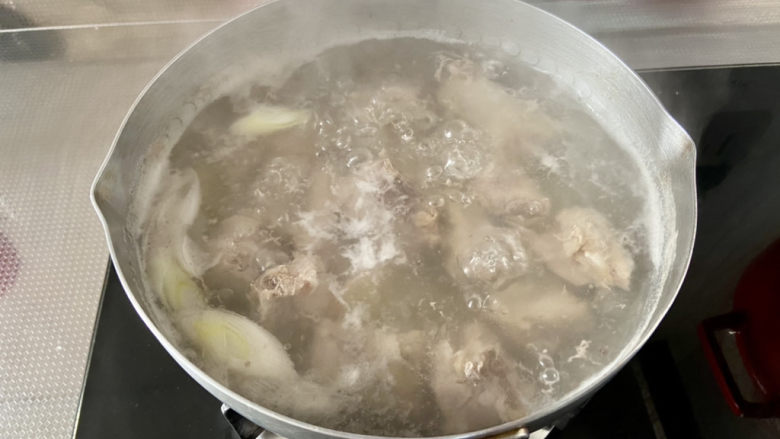 红烧土豆排骨➕海带结土豆烧排骨,撇去血沫,继续煮两分钟
