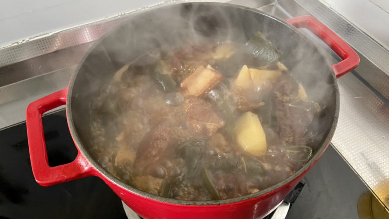 红烧土豆排骨➕海带结土豆烧排骨,转中大火收汁到汤汁浓郁,喜欢汤汁泡饭的可以像阿晨一样多留点汤汁,拌米饭绝了😛