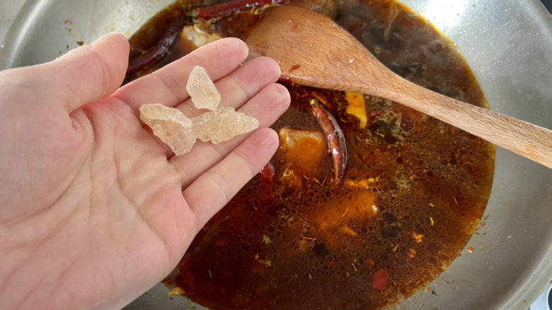 红烧土豆排骨➕海带结土豆烧排骨,三四颗冰糖,搅拌让其溶解