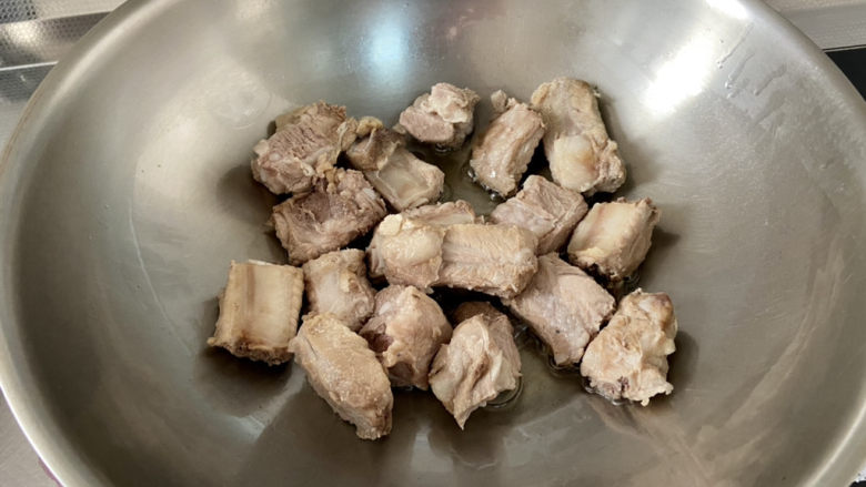 红烧土豆排骨➕海带结土豆烧排骨,热锅冷油,下排骨,中小火煸干水分