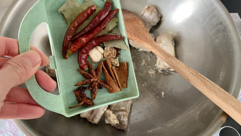 红烧土豆排骨➕海带结土豆烧排骨,加入香料,中小火炒出香味