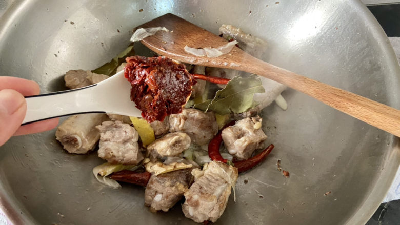 红烧土豆排骨➕海带结土豆烧排骨,排骨推到一边,加入一汤匙<a style='color:red;display:inline-block;' href='/shicai/ 46964'>郫县豆瓣酱</a>,小火煸炒出红油,再与排骨翻炒均匀