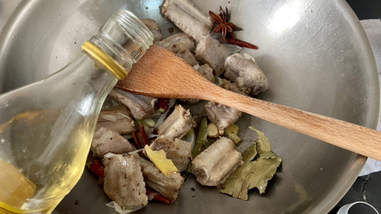 红烧土豆排骨➕海带结土豆烧排骨,如果怕腥,可以再淋半汤匙料酒,翻炒去腥