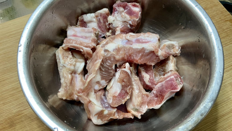 红烧土豆排骨➕海带结土豆烧排骨,很正规,取出是两长条的肋排,不是乱七八糟的