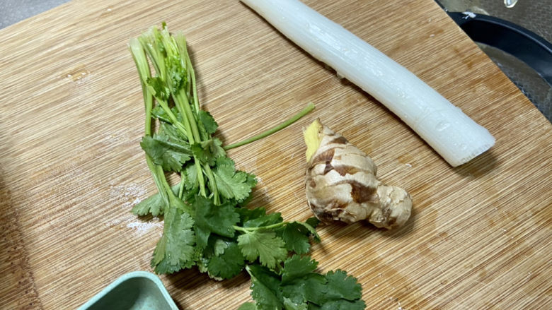 红烧土豆排骨➕海带结土豆烧排骨,香叶择好洗净,姜搓洗干净,葱白洗净