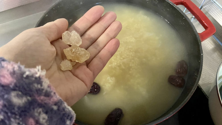 银耳小米粥➕红枣银耳小米粥,红枣本身有甜味,尝一下,根据个人口味再补充一些冰糖,搅拌融化