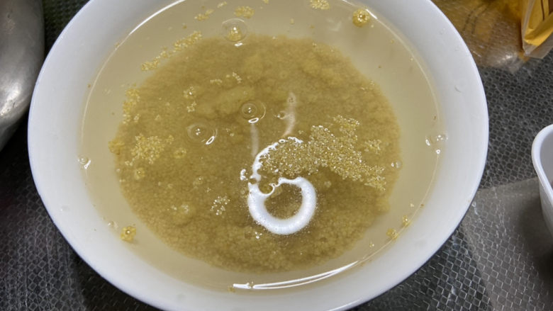 银耳小米粥➕红枣银耳小米粥,小米清洗,凉水浸泡一小时