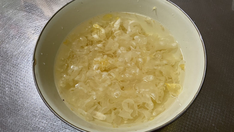 银耳小米粥➕红枣银耳小米粥,银耳掰碎温水提前泡发两小时,也可以泡发后再撕碎