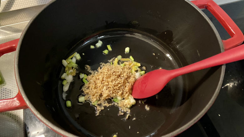白菜丸子汤➕白菜木耳丸子汤,下虾皮,煸炒半分钟