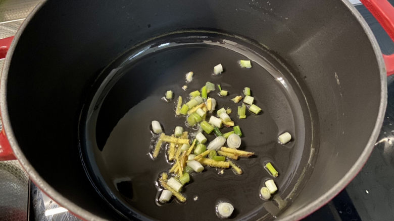 白菜丸子汤➕白菜木耳丸子汤,热锅冷油,下姜丝葱白末,中小火煸香