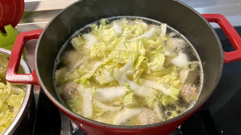 白菜丸子汤➕白菜木耳丸子汤,转中火,下木耳丝,白菜段