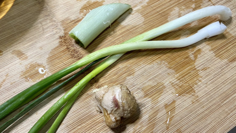 白菜丸子汤➕白菜木耳丸子汤,葱白洗净,姜搓洗干净,小葱择好洗净