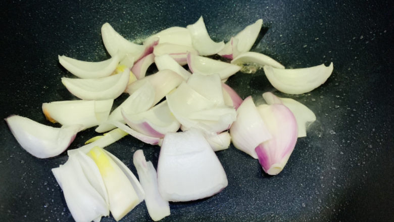 莲藕炒肉片,热锅,加食用油,倒入洋葱,洋葱大火炒香