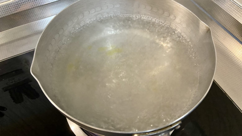 肉末青豆➕玉米胡萝卜肉末炒青豆,坐锅烧水,水开点少许🧂几滴食用油