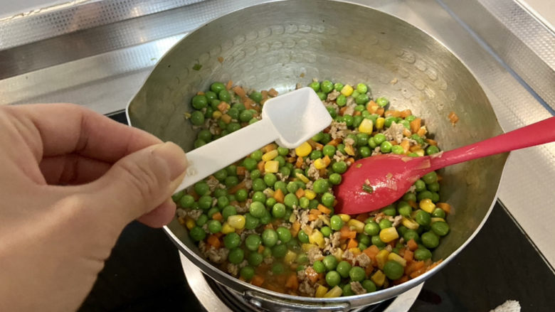 肉末青豆➕玉米胡萝卜肉末炒青豆,尝下咸淡,如果觉得淡,可以再加少许食盐,翻炒均匀出锅