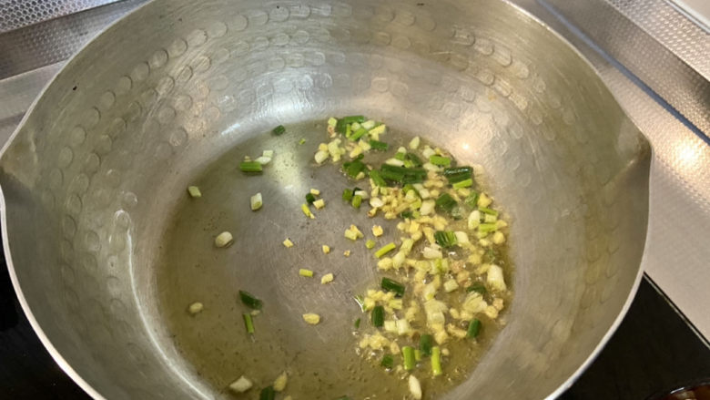 肉末青豆➕玉米胡萝卜肉末炒青豆,热锅冷油,下姜末葱末,小火煸香