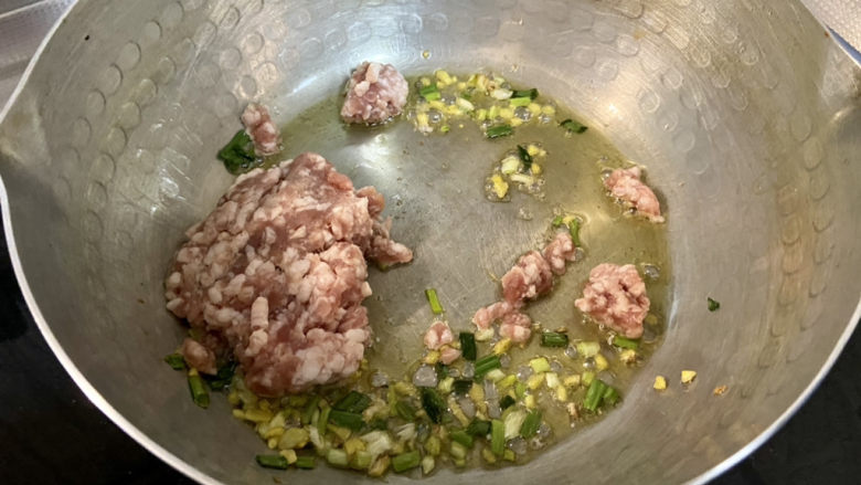肉末青豆➕玉米胡萝卜肉末炒青豆,下猪肉末,中小火煸炒,炒散,煸炒到肉末发白出油,