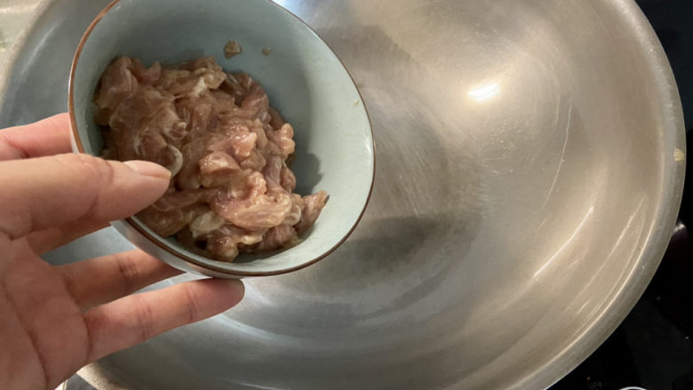 莲藕炒肉片➕尖椒木耳莲藕炒肉片,热锅冷油,下猪肉片,小火滑炒到肉片变色发白盛出