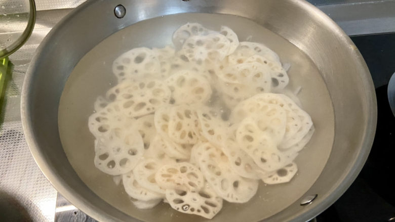莲藕炒肉片➕尖椒木耳莲藕炒肉片,坐锅烧水,水开,下藕片,水再开即可捞出