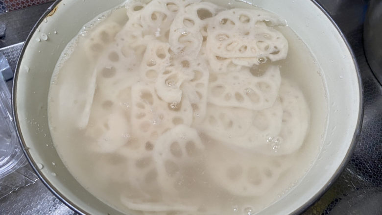 莲藕炒肉片➕尖椒木耳莲藕炒肉片,莲藕切片浸泡,以免变黑