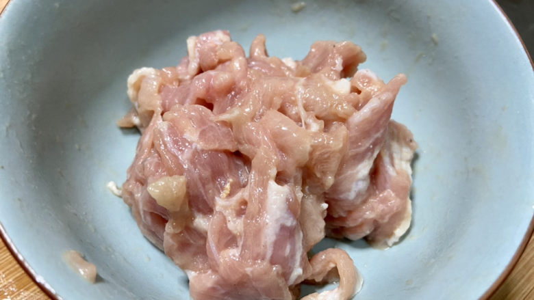 莲藕炒肉片➕尖椒木耳莲藕炒肉片,抓拌均匀腌制10分钟