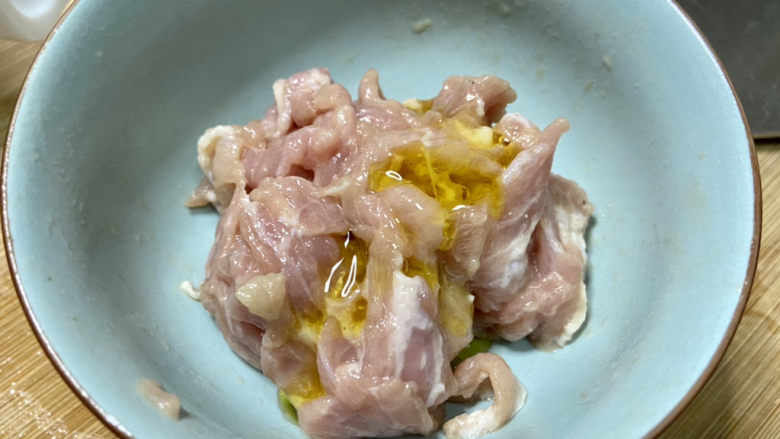 莲藕炒肉片➕尖椒木耳莲藕炒肉片,再加入少许食用油