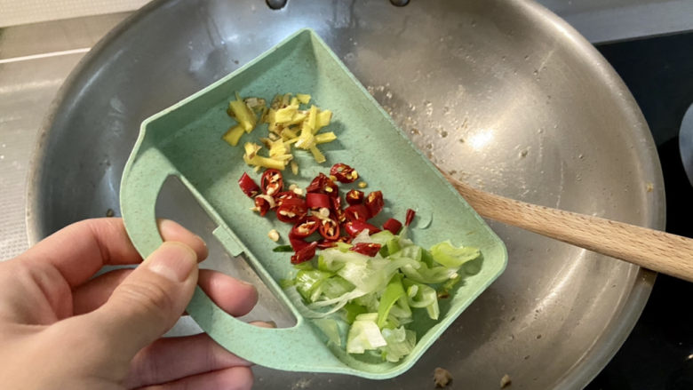 莲藕炒肉片➕尖椒木耳莲藕炒肉片,留底油,下姜末葱白小米辣,小火煸香