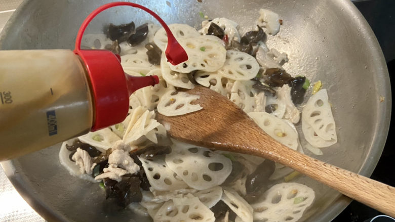 莲藕炒肉片➕尖椒木耳莲藕炒肉片,调味:半汤匙蚝油