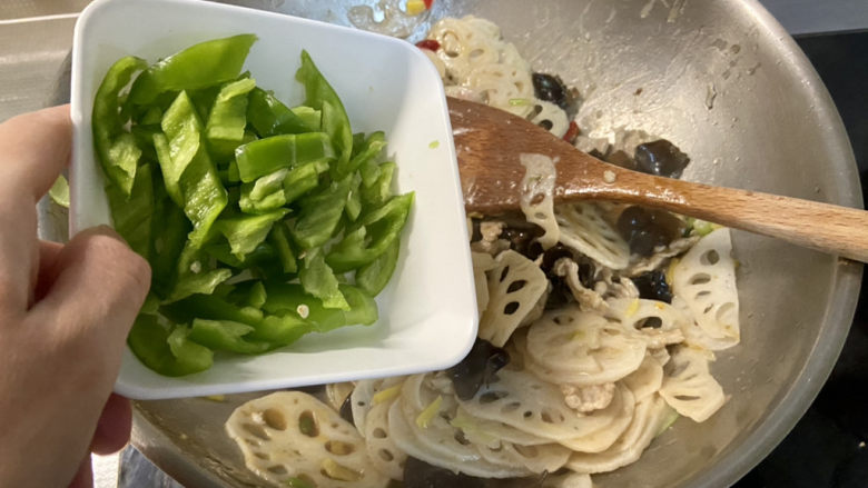 莲藕炒肉片➕尖椒木耳莲藕炒肉片,加入尖椒,翻炒断生