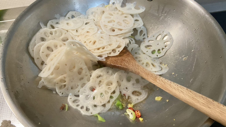 莲藕炒肉片➕尖椒木耳莲藕炒肉片,转中火,下藕片