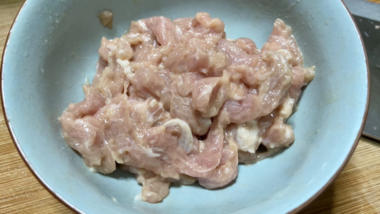 莲藕炒肉片➕尖椒木耳莲藕炒肉片,抓匀备用