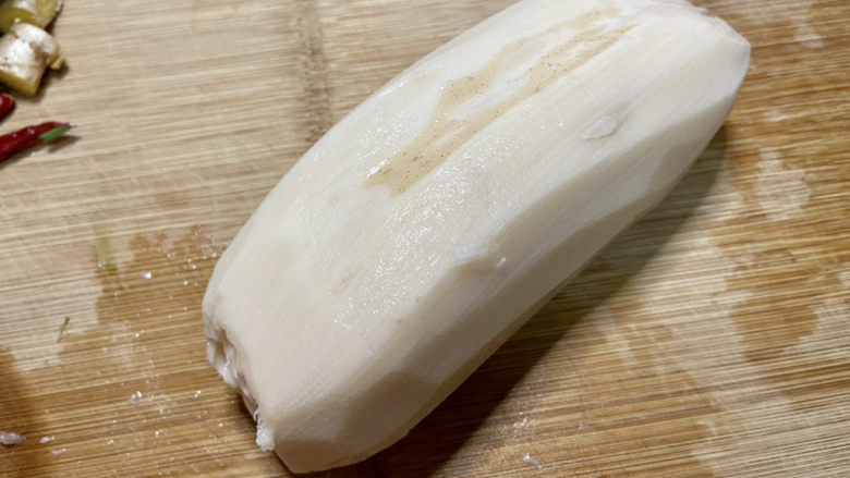 莲藕炒肉片➕尖椒木耳莲藕炒肉片,莲藕去皮,洗去泥沙备用