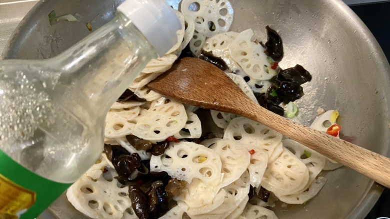 莲藕炒肉片➕尖椒木耳莲藕炒肉片,淋半茶匙白醋,翻炒均匀