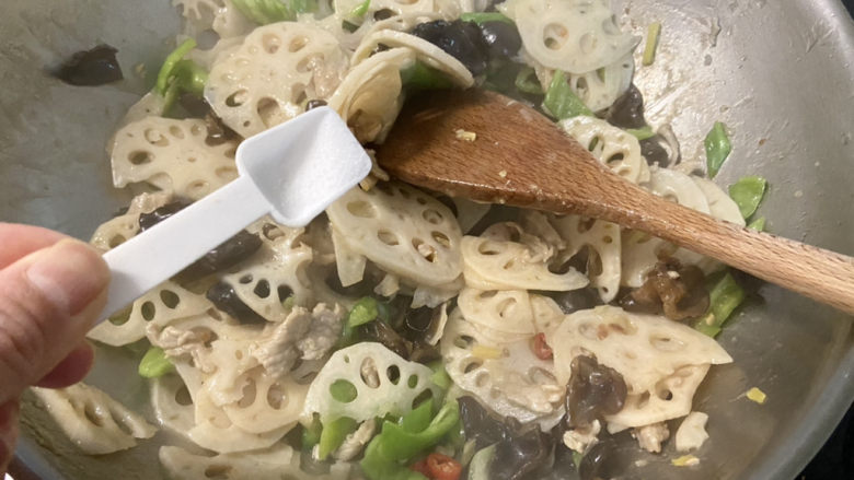 莲藕炒肉片➕尖椒木耳莲藕炒肉片,尝下咸淡,根据个人口味补充少许盐,翻炒均匀出锅
