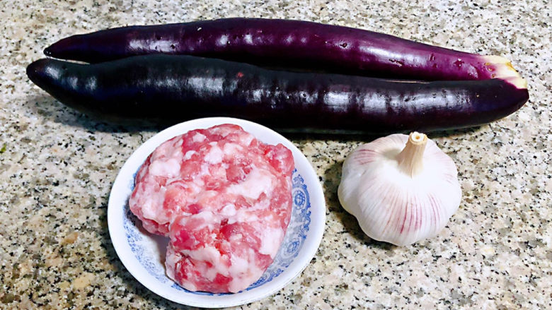 肉末蒸茄子,准备原材料<a style='color:red;display:inline-block;' href='/shicai/ 58'>茄子</a>、<a style='color:red;display:inline-block;' href='/shicai/ 34374'>猪肉馅</a>、蒜
