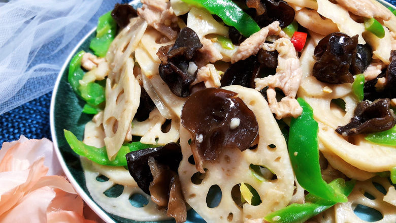 莲藕炒肉片➕尖椒木耳莲藕炒肉片,这道莲藕炒肉片,快手简单,莲藕脆嫩,肉片滑嫩,咸鲜味美,搭配尖椒木耳,营养更均衡,喜欢的小伙伴们快来试试吧😄