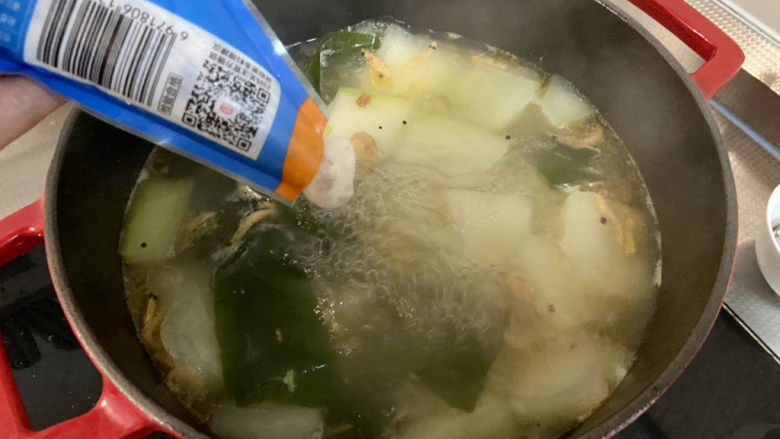 冬瓜海带汤➕虾滑冬瓜海带汤,保持小火,挤入虾滑,