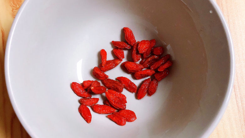银耳小米粥,准备好<a style='color:red;display:inline-block;' href='/shicai/ 142822'>枸杞子</a>,洗净待用。