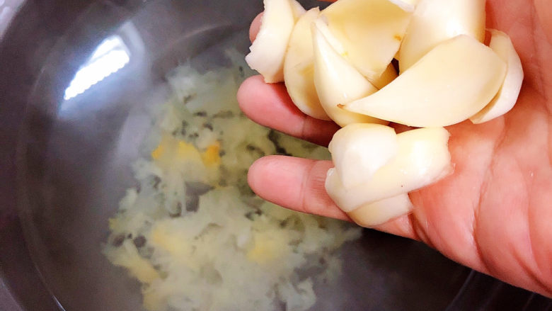 银耳小米粥,再放入百合和莲子,小火炖煮30分钟。