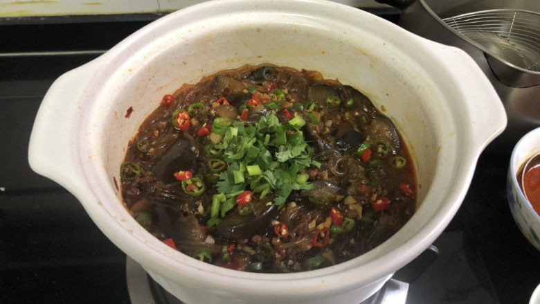 茄子粉丝煲➕肉末粉丝茄子煲,关火,撒上葱末香菜,即可出锅。