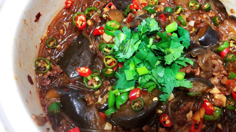 茄子粉丝煲➕肉末粉丝茄子煲,这道茄子粉丝煲,茄子软烂,粉丝入味,咸鲜微辣,就着白米饭,简直绝了。喜欢的小伙伴们快来试试吧😄