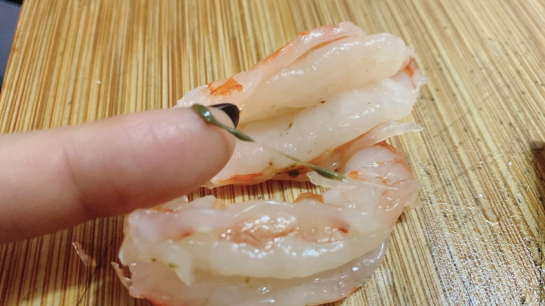 虾仁日本豆腐,虾仁去壳洗净,去除虾线备用