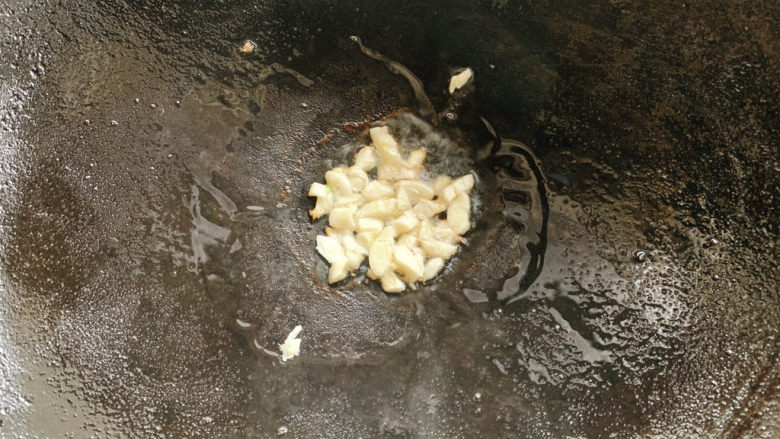 虾仁日本豆腐,锅烧热油,加蒜丁爆炒出香味