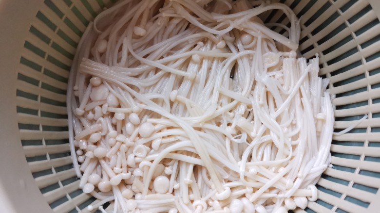 茄子粉丝煲,金针菇洗净备用