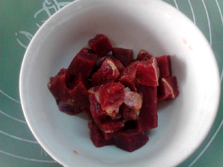 黑椒牛肉粒,牛肉洗净,切成1-2厘米见方的小丁,