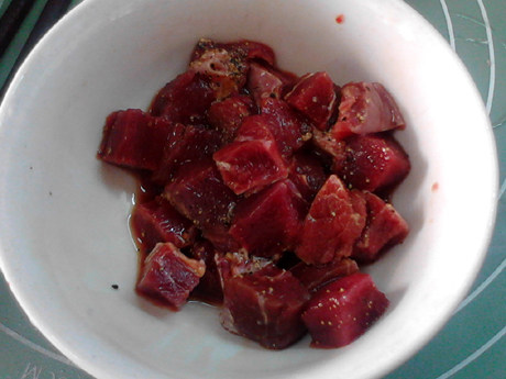 黑椒牛肉粒,拌匀,腌制约半小时。