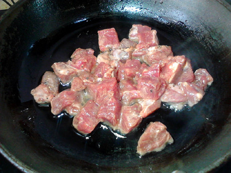 黑椒牛肉粒,放入牛肉粒,拨散,