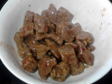 黑椒牛肉粒,翻炒至牛肉变色,出锅,